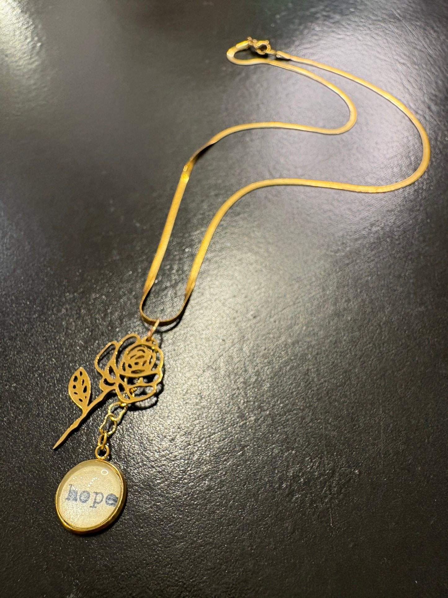 Hope blossoms herringbone chain in gold