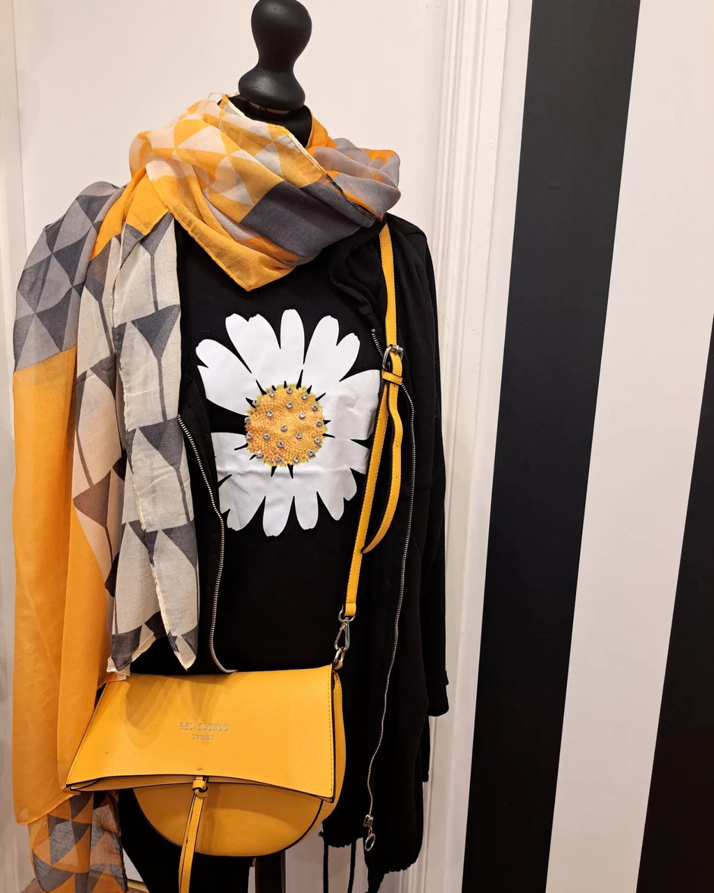 Black Daisy Print Short Sleeve T-Shirt